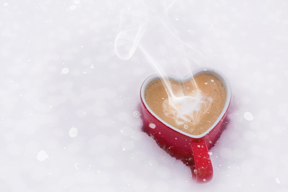 雪の中のハートのコーヒーカップ